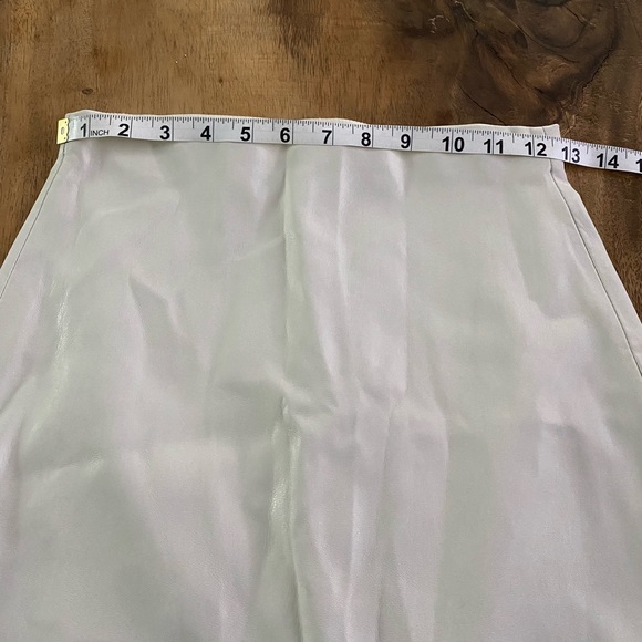 Zara cream faux leather pencil skirt w/ back slit - Picture 4 of 6